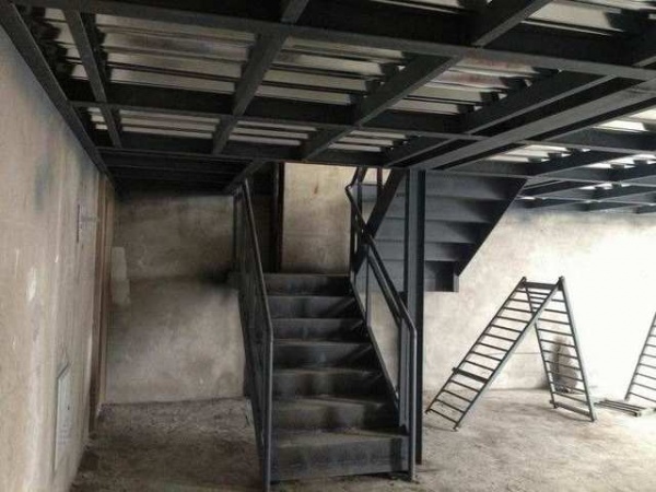 廊坊市安次区杨税务钢结构楼梯设计搭建